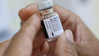 Costa Rica aplica las primeras vacunas contra el COVID-19 a dos adultos mayores 