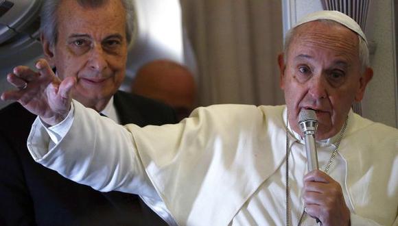 Papa Francisco conversó con periodistas en vuelo de retorno a Roma. (Reuters)
