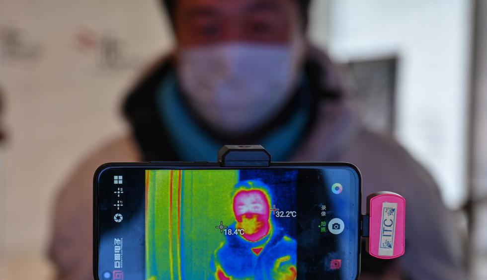 Mediciones de temperaturas regulares, mascarillas obligatorias en los comercios y seguimiento de habitantes con las nuevas teconologías han pasado a formar parte de la vida en China, donde la movilización contra el coronavirus se manifiesta en todas partes. (AFP).