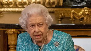 La reina Isabel II reconoce en una audiencia con invitados que le cuesta trabajo moverse