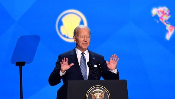 El presidente de los Estados Unidos, Joe Biden, habla durante la ceremonia de apertura de la Cumbre de las Américas en el Centro de Convenciones de Los Ángeles, el 8 de junio de 2022. (Foto de Patrick T. FALLON / AFP)