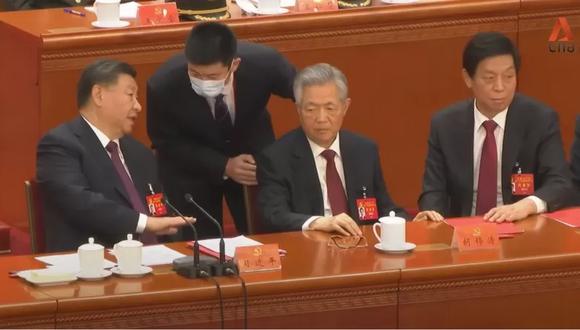 Hu Hintao fue levantado de su asiento y forzado a marcharse del “gran palacio del pueblo” con la total indiferencia de su sucesor y supuesto camarada Xi Jinping, señala el columnista.