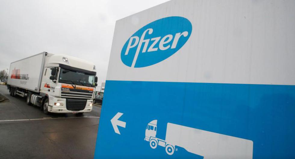 Referencial. Foto ilustrativa de un camión refrigerado de Pfizer en la planta de la empresa en Puurs, Belgica. Dic 3, 2020. REUTERS/Yves Herman