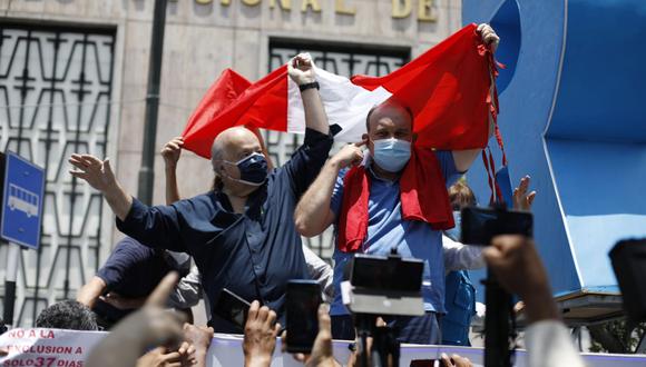 Rafael López Aliaga y Hernando de Soto en la protesta ante el JNE. (Foto: César Bueno @photo.gec)