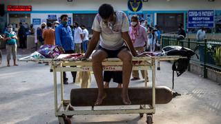 India: menos de 3.000 muertes diarias por COVID-19 en un mes y contagios bajan por primera vez en 54 días
