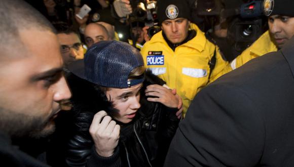 Periodistas y fanáticos esperaban a Justin Bieber en las afueras de la estación policial. (AP)