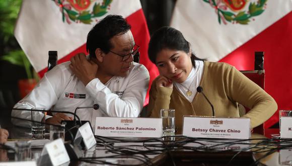 Comisión Permanente aprueba solicitar al PJ impedir salida del país a Betssy Chávez y Roberto Sánchez. (GEC)