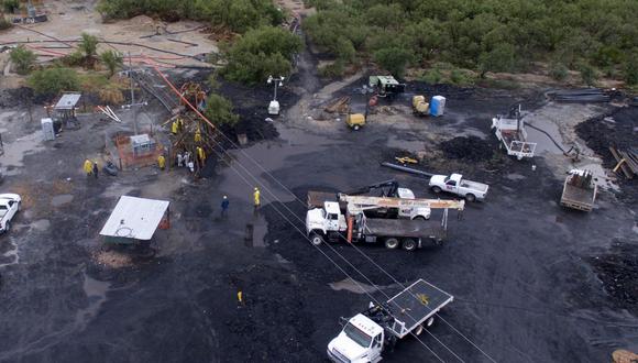 Vista aérea que muestra el sitio donde el personal de rescate intenta llegar a 10 mineros que han quedado atrapados en una mina de carbón inundada desde el 3 de agosto, en la comunidad de Agujita, Municipio de Sabinas, Estado de Coahuila, México, el 15 de agosto de 2022. (Foto de Pedro PARDO / AFP)