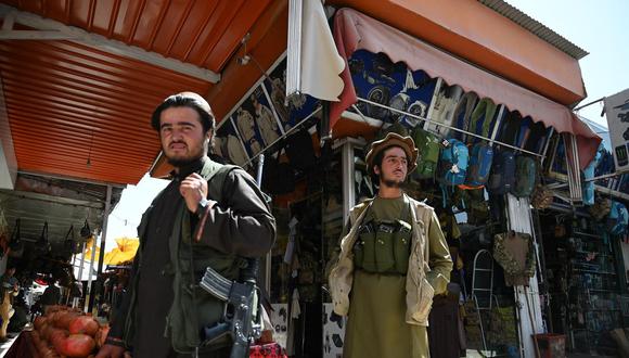 Los combatientes talibanes llegan a comprar al mercado Bush en Kabul, el 9 de setiembre de 2021. (Foto de Aamir QURESHI / AFP).