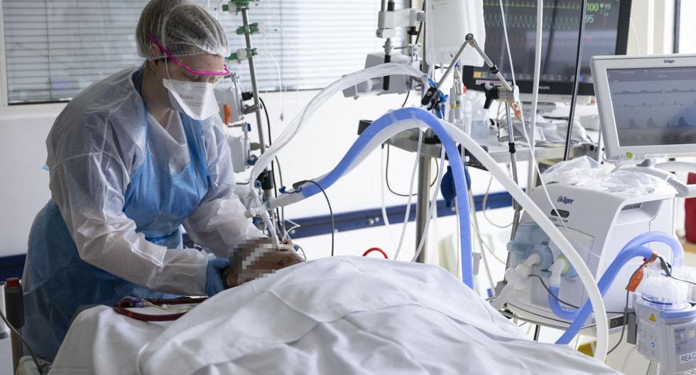 Una enfermera atiende a un paciente infectado por el coronavirus en la unidad de cuidados intensivos del Institut Mutualiste Montsouris, en París (Francia), el 21 de abril de 2021. (Thomas SAMSON / AFP).