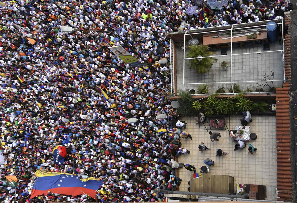 Marcha de la Juventud exigió a los militares a rechazar a Maduro. (AFP)