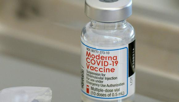 La eficacia de la vacuna de Moderna contra la infección por COVID-19 desciende con el tiempo, seguró un panel de expertos de la CDC. (Foto: Angela Weiss / AFP)