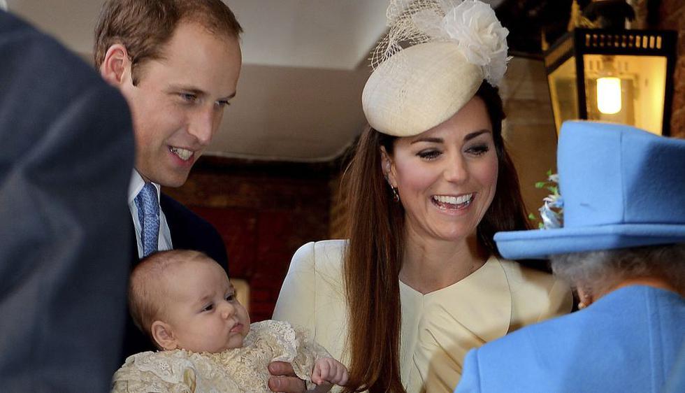 Tres meses después de su nacimiento, el príncipe George, el hijo del príncipe Guillermo y la duquesa Catalina, fue bautizado hoy en el palacio de St. James en Londres con agua del río Jordán. (Reuters)