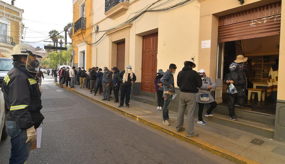 Imagen de personas haciendo cola para comprar dióxido de cloro en Cochabamba (Bolivia). (EFE/ Jorge Ábrego).