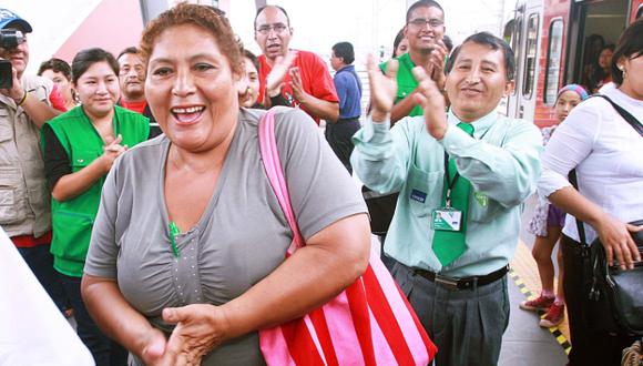 Elsa Ríos Chávez fue premiada como la pasajera "un millón" del Tren Eléctrico. (Andina)