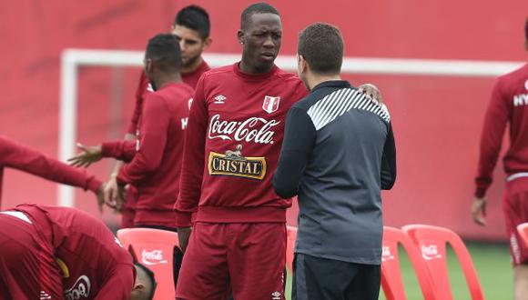 Luis Advíncula no entrenó con la selección peruana, pero llegaría ante Chile. (USI)