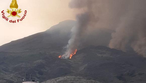Imagen referencial. Esta foto tomada y entregada el 28 de agosto de 2019 por el Cuerpo Nacional de Bomberos de Italia, Vigili del Fuoco, muestra un incendio en la ladera del volcán Stromboli después de una explosión ocurrida el 28 de agosto de 2019 en la isla volcánica de Stromboli, al norte de Sicilia. (Foto by Handout/ Vigili del Fuoco / AFP)
