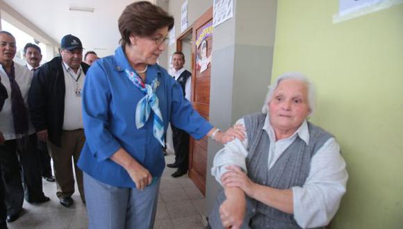 Una anciana desairó a la alcaldesa de Lima en los exteriores de su mesa de votación. (Martín Pauca)