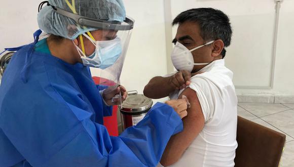 Primeros vacunados en Perú.