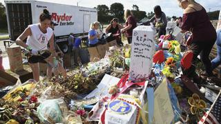 Voluntarios retiran objetos del memorial de Parkland tras robos [FOTOS]