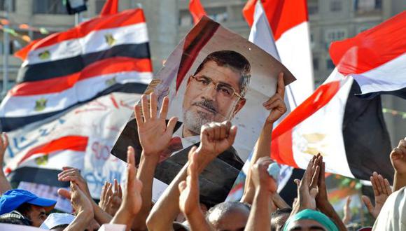 Según el Ejército, los que protestan en contra del golpe de Estado y a favor de Mursi son terroristas. (AFP)