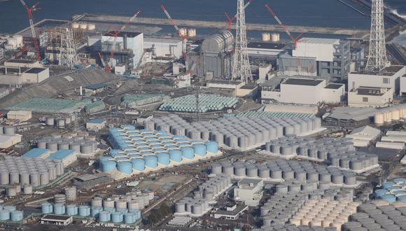 Esta fotografía tomada el 14 de febrero de 2021 muestra una vista aérea de la Planta de Energía Nuclear de Fukushima Daiichi de TEPCO y sus tanques para almacenar agua tratada. (JIJI PRENSA / AFP)