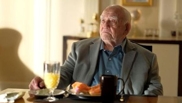 Asner, quien a los 91 años ha aparecido en muchas películas y programas de televisión a lo largo de los años, habló recientemente sobre el honor de regresar a Cobra Kai Season 3 (Foto: Netflix)
