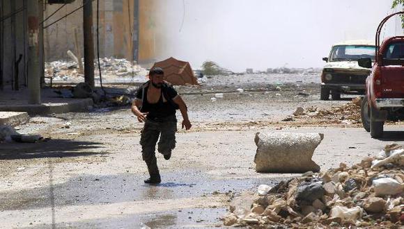 Hombre escapa del fuego cruzado entre Ejército Libre Siria y tropas del régimen. (Reuters)