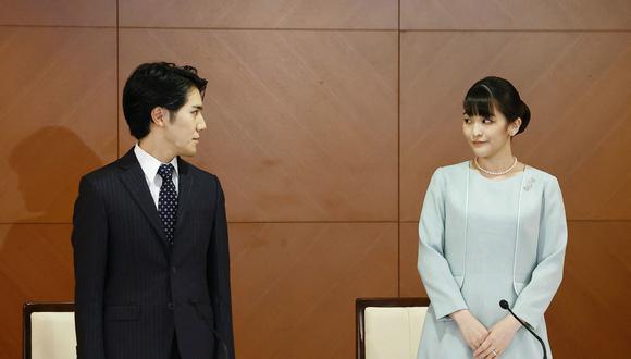 La princesa Mako  y su esposo Kei Komuro, a quien conoció originalmente en la universidad, posan durante una conferencia de prensa para anunciar que se han casado, el 26 de octubre de 2021. (Foto: AFP)