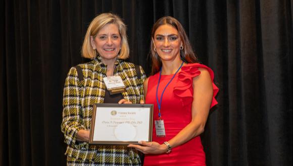 La doctora María Alejandra Henríquez (de rojo), del Instituto de Ojos Oftalmosalud recibió el premio internacional Cornea Society Troutman Prize Award 2021.