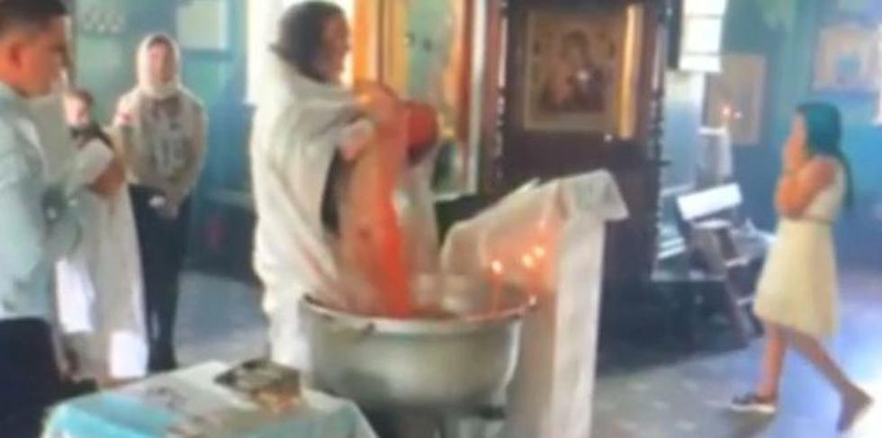 El brutal bautizo a un bebé por parte de un sacerdote ruso. (Captura)