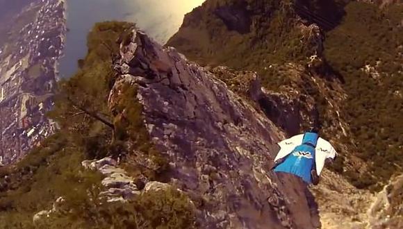 Wingsuit flying: Francés aterriza en un lago sin paracaídas. (Youtube)