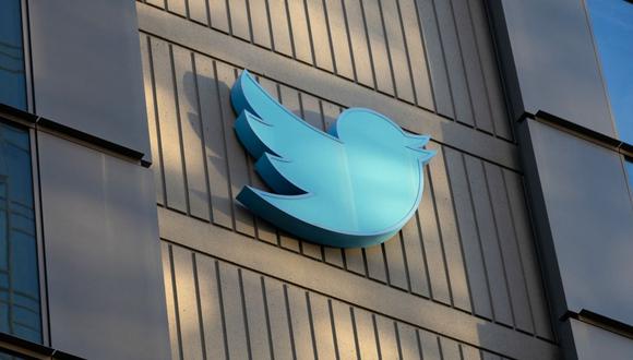 En esta foto de archivo tomada el 28 de octubre de 2022, se ve el logotipo de Twitter en el exterior de la sede de Twitter en San Francisco, California. (Foto por Constanza HEVIA / AFP)
