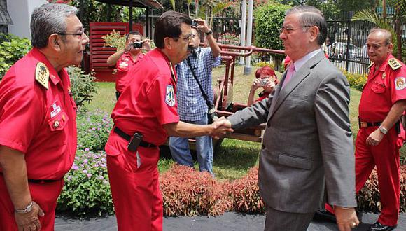 Óscar Valdés visitó la sede del Cuerpo General de Bomberos Voluntarios del Perú. (Andina)