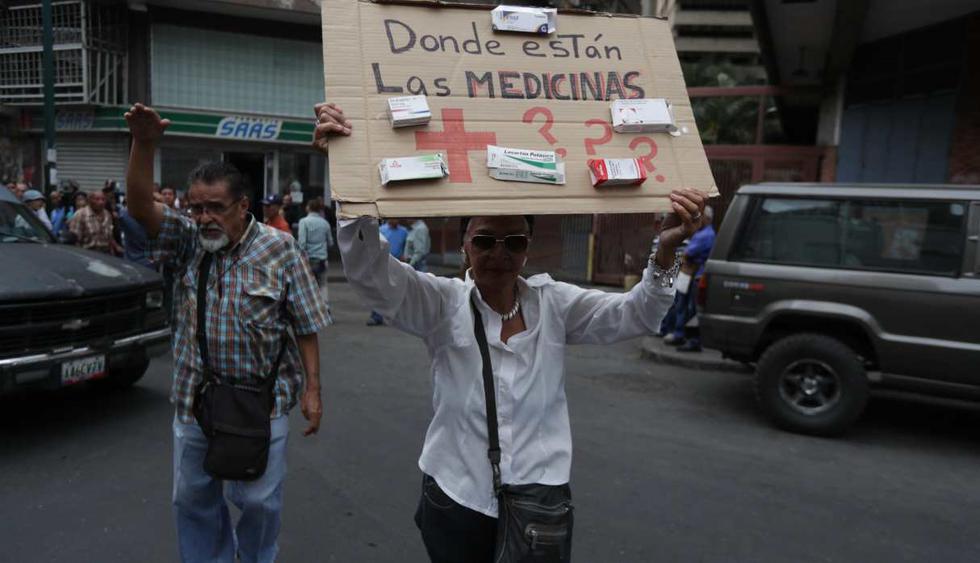Un grupo de trabajadores de la salud y pacientes protesta este lunes frente a la sede de la Cruz Roja Venezolana. (Foto: EFE)