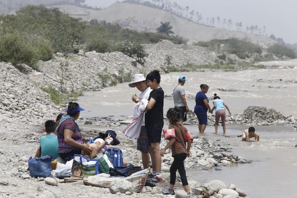 Decenas de personas asistieron a la ribera del río Lurín para disfrutar del sol este domingo ante las restricciones en el ingreso a las playas, medida vigente hasta el 17 de enero para prevenir contagios de coronavirus (COVID-19). ( Fotos: Jessica Vicente/@photo.gec)