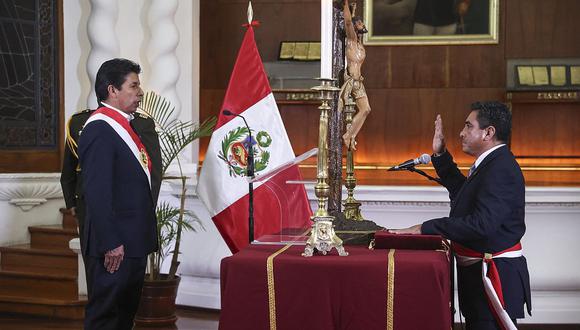 Pedro Castillo y el ministro Willy Huerta cambian a altos mandos de la PNP. (Foto: Presidencia)
