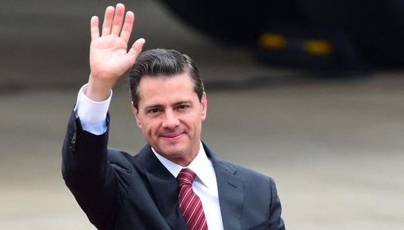 El presidente de México, Enrique Peña Nieto, saluda a su llegada al aeropuerto internacional de Ezeiza en la provincia de Buenos Aires, el 29 de noviembre de 2018. (Foto de Martin BERNETTI / AFP)