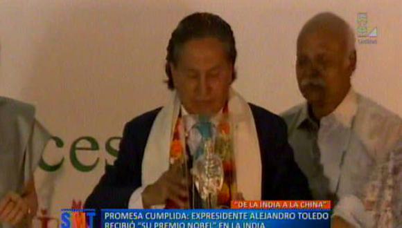 Alejandro Toledo se mostró emocionado de recibir este premio humanitario en la India (Captura / Latina)