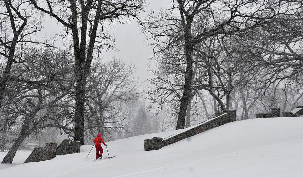 Habitantes de Wisconsin, Michigan, Colorado y Texas batallan contra la nieve. (AP)