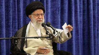 Líder iraní amenaza con enriquecerse de uranio para usarlo en armas