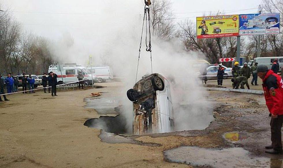 ¡Horrible! Auto cayó por un sumidero de agua caliente y sus dos ocupantes murieron hervidos en Rusia. (Emercom)