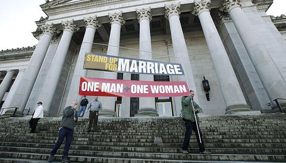 Algunos ciudadanos protestaron ayer cuando se aprobó el proyecto que permite el matrimonio homosexual. (AP)
