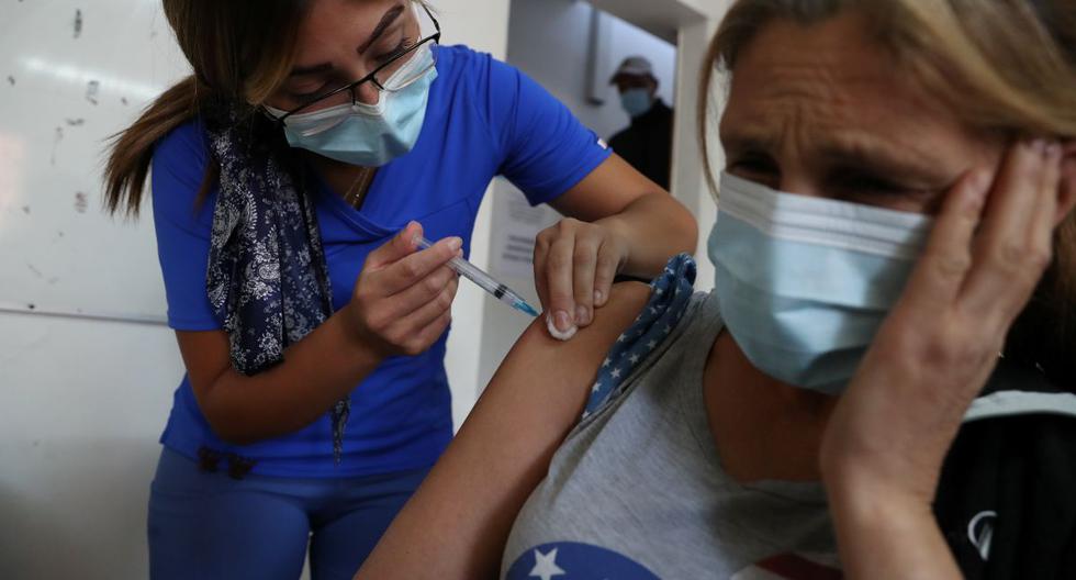 Un trabajador de la salud administra una dosis de la vacuna contra la enfermedad del coronavirus CoronaVac de Sinovac a una mujer sin hogar en Santiago, Chile, el 24 de marzo de 2021. (REUTERS/Ivan Alvarado).