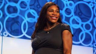 Serena Williams canta en topless para crear conciencia sobre el cáncer de mama