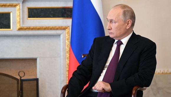 El presidente ruso Vladimir Putin asiste a una reunión con el presidente de los Emiratos Árabes Unidos en San Petersburgo el 11 de octubre de 2022. (Foto de Pavel Bednyakov / SPUTNIK / AFP)