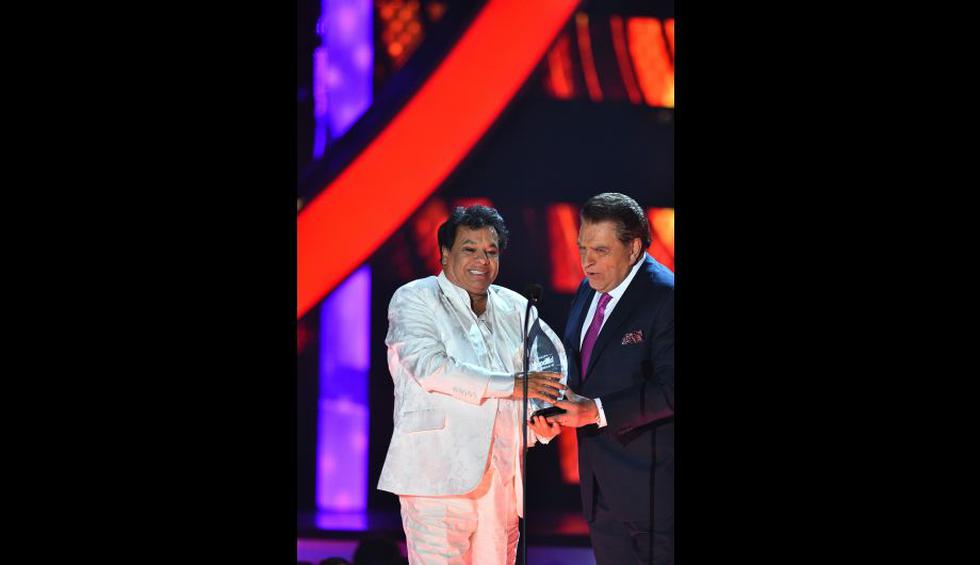 Los Premios Billboard homenajearon a Juan Gabriel con el Premio a la Estrella de la mano de Don Francisco. (EFE)