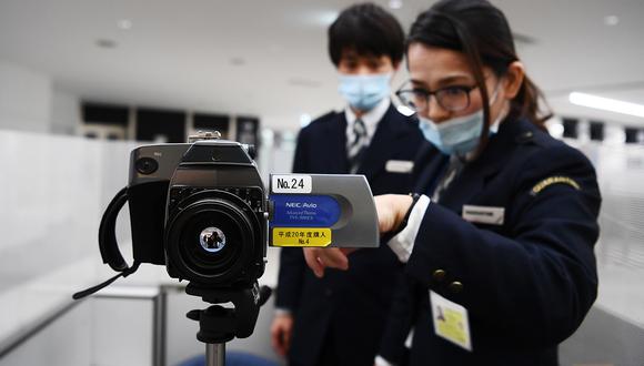 Los empleados del aeropuerto manipulan una cámara termográfica avanzada para detectar a los pasajeros que llegan en los vuelos desde la ciudad china de Wuhan, en el aeropuerto de Narita en la prefectura de Chiba, en las afueras de Tokio. (Foto: AFP)