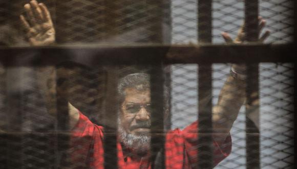 El ex presidente de Egipto falleció este lunes durante una sesión de un juicio contra él por espionaje. (Foto: EFE)
