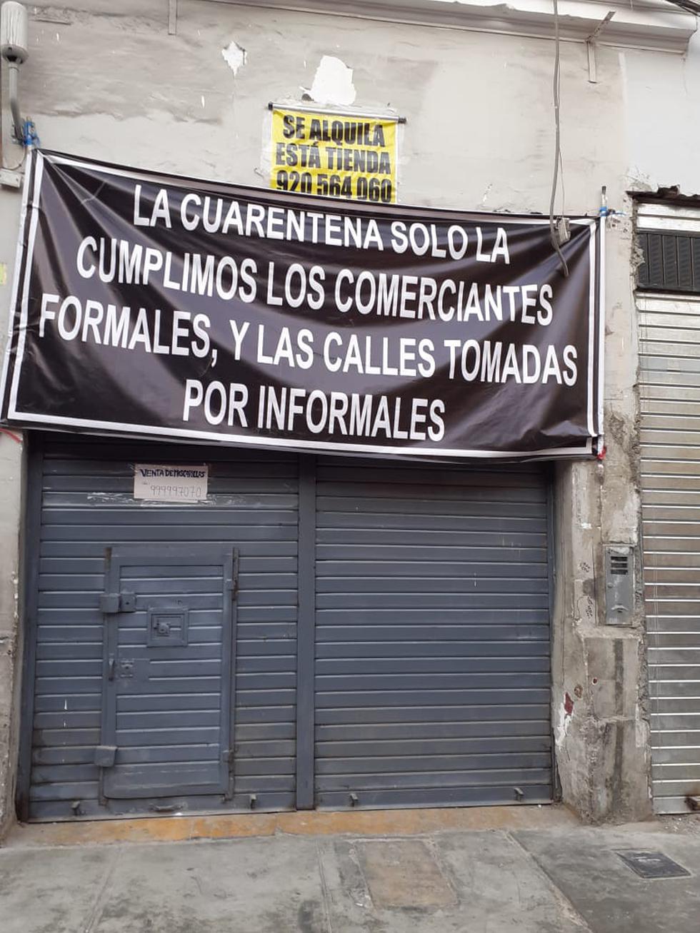 Comerciantes formales han iniciado con la colocación de carteles en sus diferentes negocios exigiendo al alcalde Jorge Muñoz que se prohíba el comercio ambulatorio en la zona. (Foto: Perú21)